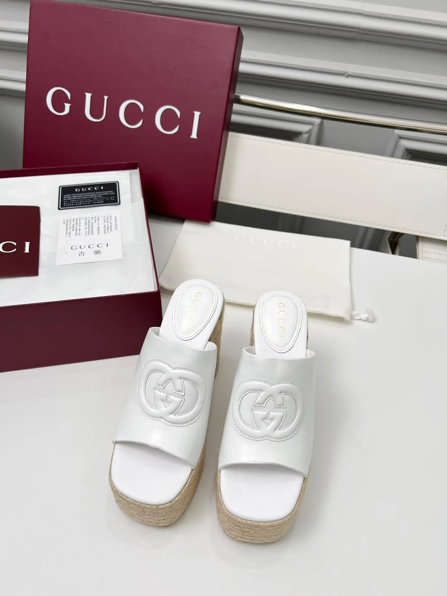 👟👟Ex-factory price 460👟👟 Gucci’s new slippers, fashionable, high-end and full of personality✅ Very stable, comfortable and durable for daily use, convenient and unique for daily matching, a must-have classic for summer, the upper is made of GUCCI brand stitching Fabric: cowhide Lining/feet: sheepskin Platform height: 11cm Color: black, white, brown, burgundy, pink Code number: 35-42 (41 and 42 need to be customized) Packaging: Comes with cloth bag and card.